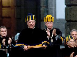 En la imagen José Narro rector de la UNAM y el escritor peruano Mario Vargas Llosa.EFE  /