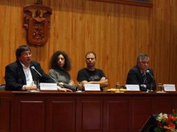 Jaime Abello, director de FNPI, Leila Guerriero y Alejandro Cossio en el Paraninfo Enrique Díaz de León.A. HINOJOSA  /