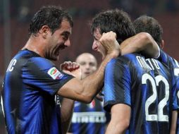 Los jugadores del Inter de Milán festejando su victoria ante el Bari. EFE  /
