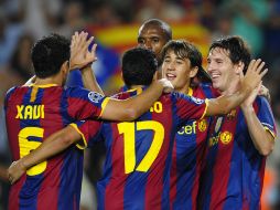 Foto de archivo del equipo del Barcelona con Lionel Messi (der). AP  /