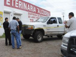 Policías ministeriales reúnen evidencias hoy, en el lugar donde fue atacado al alcalde electo Ricardo Solís. EFE  /