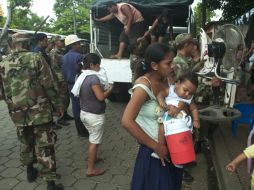 Miembros del Ejército de Nicaragua trasladan a un albergue a familias afectadas por las lluvias. EFE  /