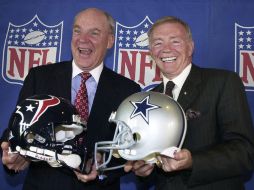 Jerry Jones dueño de Dallas (der) y Bob McNair dueño de los Texanos, durante la presentación del partido de la Herencia Hispana. AP  /