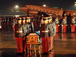 Cadetes guatemaltecos montan guardia de honor para recibir los féretros. AFP  /
