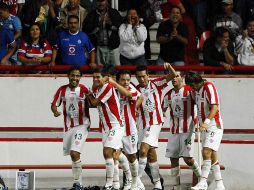 Jugadores del Necaxa celebran el gol que les da la victoria ante Cruz Azul. MEXSPORT  /