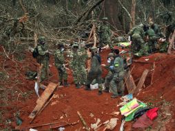 Militares registran el campamento donde se escondía ‘‘Jorge Briceño’’, encargado de dirigir los ataques militares de las FARC. EFE  /