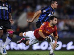 Vucinic se tiende de 'palomita' para anotar el gol de la victoria de la Roma. AFP  /