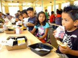 La fábrica sancionada elaboraba diariamente 34 mil 200 raciones. EFE  /