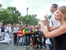Un grupo de personas con discapacidad auditiva se manifestaron esta tarde en el Centro Histórico. A. GARCÍA  /