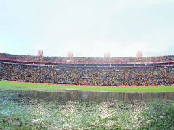 Grandes 'lagunas' se formaron en la cancha del Estadio Universitario. Los aficionados llegaron empapados al inmueble. MEXSPORT  /