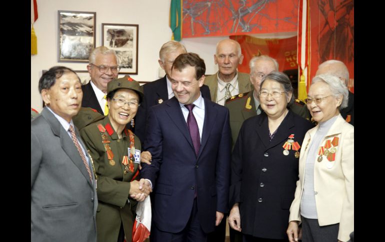 Dmitry Medvedev se reunió con veteranos de la Segunda Guerra Mundial en el Museo de los Soldados Soviéticos en Lushun, China. EFE  /
