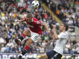 El capitán del Manchester United Nemanja Vidic (izq) lucha por el balón con Johan Elmander, del Bolton Wanderers. EFE  /
