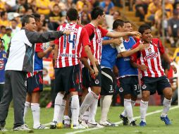 José Luis Real (izq.) da indicaciones luego del empate del Guadalajara. MEXSPORT  /