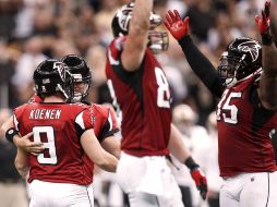 El pateador de Halcones de Atlanta Matt Bryant (3) celebra con Michael Koenen (9) la victoria. REUTERS  /