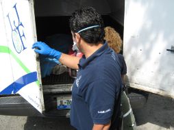 El cuerpo de la víctima fue llevado a la morgue de la ciudad por camilleros del Servicio Médico Forense. O. RUVALCABA  /