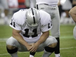 Sebastian Janikowski (11) lamenta el fallo del gol de campo que les hubiese dado el triunfo ante Arizona. AP  /