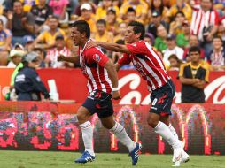 Miguel Angel Ponce (Izq) y Alberto Medina (D) del Guadalajara celebrando un gol. MEXSPORT  /