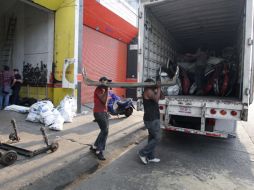 Empleados de una refaccionaria en la calle 5 de Febrero en la zona de la Antigua Central Camionera. A. CAMACHO  /
