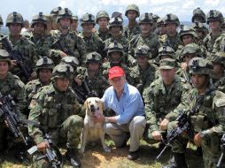 El presidente de Colombia, Juan Manuel Santos, visita a los militares que participaron en la operación en que murió el “Mono Jojoy”. AP  /