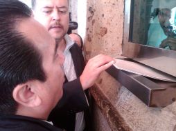 Roberto López González, acudió a la ventanilla anexa del inmueble con el propósito de entregar el documento con las demandas. R. ZAPATA  /