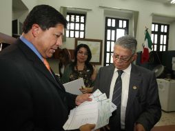 El titular de la SEJ, Antonio Gloria (izq.) y el director de Finanzas, Gustavo Cárdenas,  en la entrega de recursos a la UdeG. S. NÚÑEZ  /