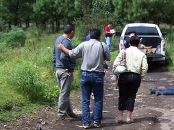 Peritos forenses realizan investigaciones en la escena donde fueron encontrados los cuerpos de Gustavo Sánchez y Rafael Equihua. EFE  /