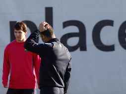 Messi (Iz) charlando con el entrenador Pep Guardiola (Der). REUTERS  /