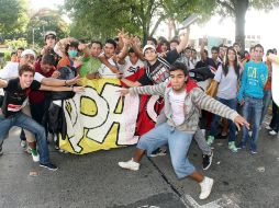 Alrededor de 400 estudiantes de la Preparatoria Número 8 se manifestaron ayer afuera de Casa Jalisco. A. GARCÍA  /