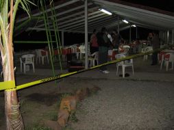 Peritos del Instituto Jalisciense de Ciencias Forenses (IJCF) aseguraron al menos 12 casquillos en la escena del crimen. O. RUVALCABA  /