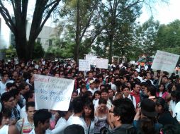 Aspecto de estudiantes de la 'prepa' 10 en la manifestación de esta mañana. R. ZAPATA  /