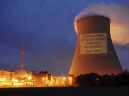 Los activistas proyectaron imágenes en diferentes edificios de las centrales nucleares. EFE  /