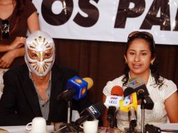 La vocera del movimiento, María Castillo, pidió a los otros cuatro estudiantes que la acompañaban quitarse las máscaras. A. GARCÍA  /