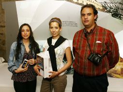 La fotografa tapatía Fabiola Rosales (centro) fue la ganadora del concurso 200 años de historia del Palacio. E. BARRERA  /