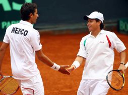 Bruno Rodriguez (izq) y Miguel Reyes (der) del equipo de Mexico, durante el dia 2 de la Copa Davis. MEXSPORT  /