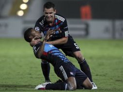 El jugador del Olympique de Lyon: Michel Bastos (incado) celebra su segundo gol ante el Hapoel. EFE  /