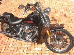 Motocicleta Harley Davidson firmada por Ricky Martin. EFE  /