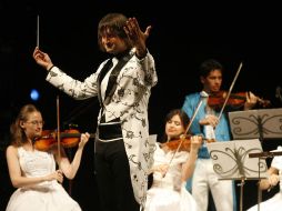 Durante dos horas de espectáculo, Edvin Marton demostró su virtuosismo en el violín. M. FREYRÍA  /