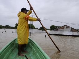 Un hombre se acerca su colonia en Villahermosa, que se encuentra bajo varios metros de agua. REUTERS  /