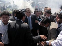 Correa acudió al sitio de la manifestación de efectivos policiales y del Ejército. EFE  /