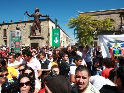 Aspecto de la megamarcha de la UdeG realizada ayer para exigir más recursos para la UdeG en Plaza Liberación. A. GARCÍA  /