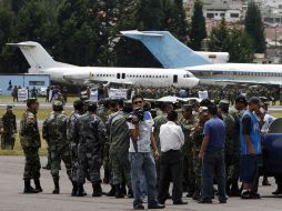 Soldados bloquean la pista de la base aérea militar en el aeropuerto internacional del Mariscal Sucre para forzar su cierre. AP  /