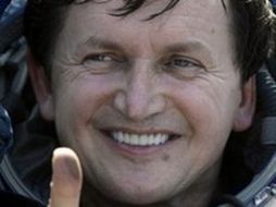 El millonario Charles Simonyi, después de aterrizar la cápsula Soyuz a 136 km del pueblo kazajo de Dzhezkazgan. AFP  /