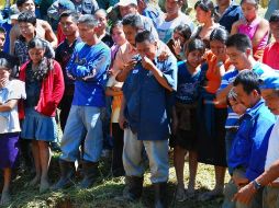 Dolor en Amatán, Chiapas. Habitantes de la comunidad de Reforma Planada sepultaron a las víctimas del deslave del miércoles. EFE  /