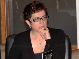 La representante permanente de Ecuador ante la OEA escucha las intervenciones de los miembros durante la Sesión Extraordinaria. EFE  /