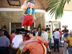 Una pareja bailó dos canciones regionales a las puertas de Casa Jalisco. E. PACHECO  /
