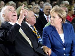 La canciller alemana Angela Merkel conversa con el ex canciller Helmut Kohl. EFE  /