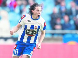 Andrés Guardado, del Deportivo, sabe que su equipo tiene una misión complicada mañana en el “Bernabéu”. REUTERS  /