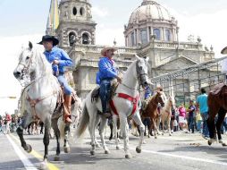 El contingente está conformado por 40 calandrias, 15 bandas de música y decenas de caballos de diferentes razas. ARCHIVO  /