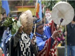 Un grupo de mapuches marchan en apoyo a los comuneros de su pueblo en huelga de hambre. EFE  /
