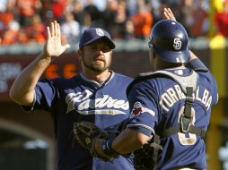 Heath Bell (izq.) sacó al emergente dominicano José Guillén en rolata para doble play. REUTERS  /